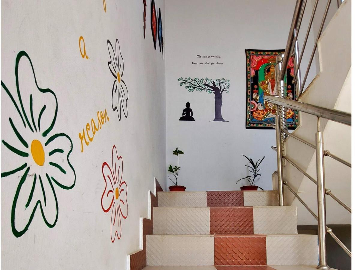 Hobbit House Hostel ริชิเคช ภายนอก รูปภาพ